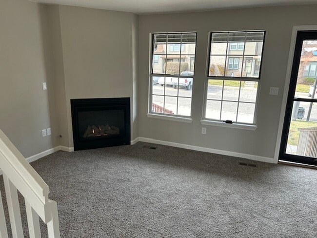 Building Photo - Like New Townhome in Great Aurora Community
