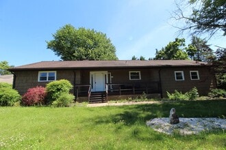 Building Photo - Bright & Spacious 2-Bedroom Home in Massanutten