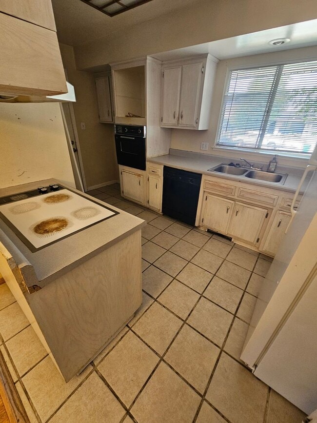 Building Photo - Large 3 bedroom in great location