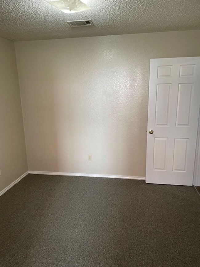 Building Photo - Spacious 2 Bedroom, 1 Bathroom Apartment