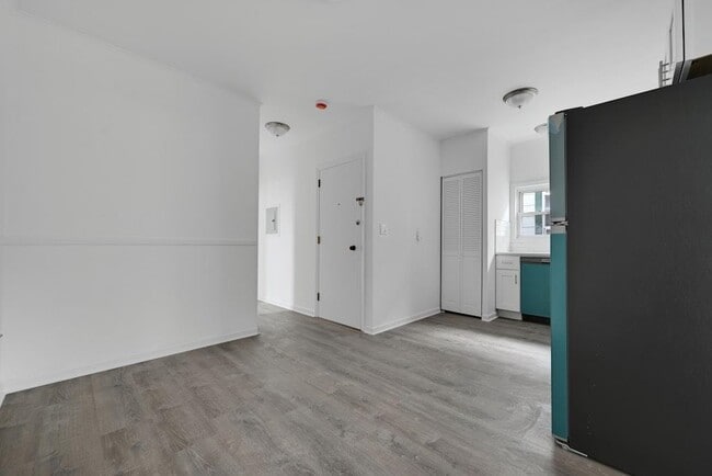 Building Photo - 33 E 42nd St