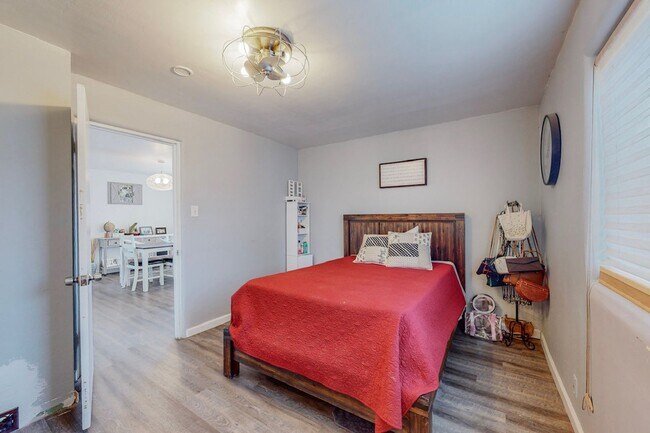 Building Photo - Charming NE Heights 3 Bedroom 2 Bath