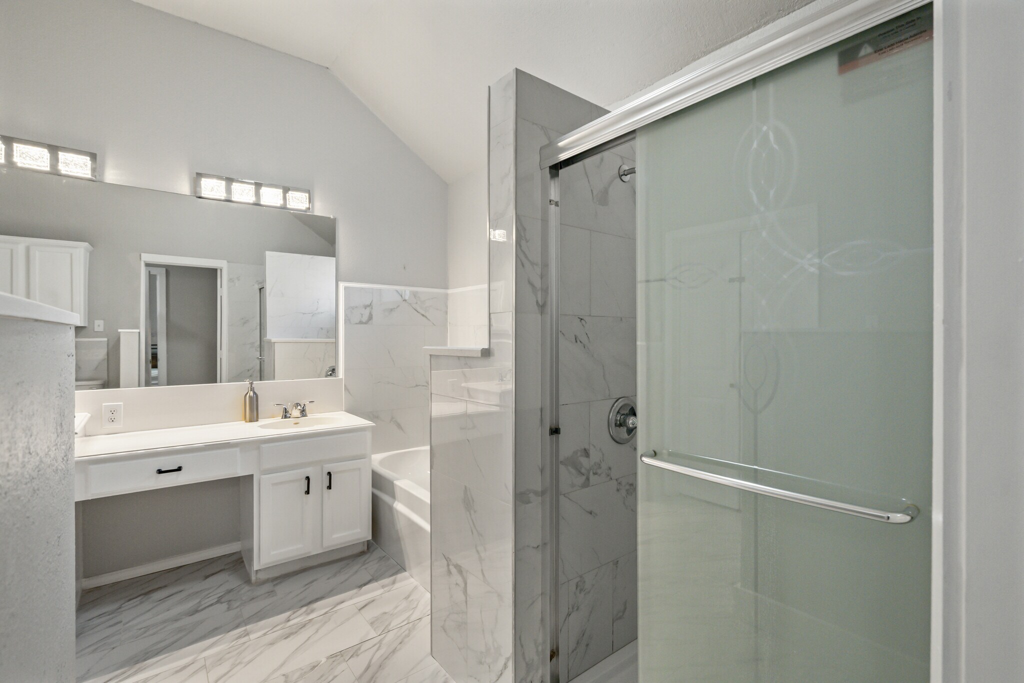 Building Photo - 6605 Gardenia Dr