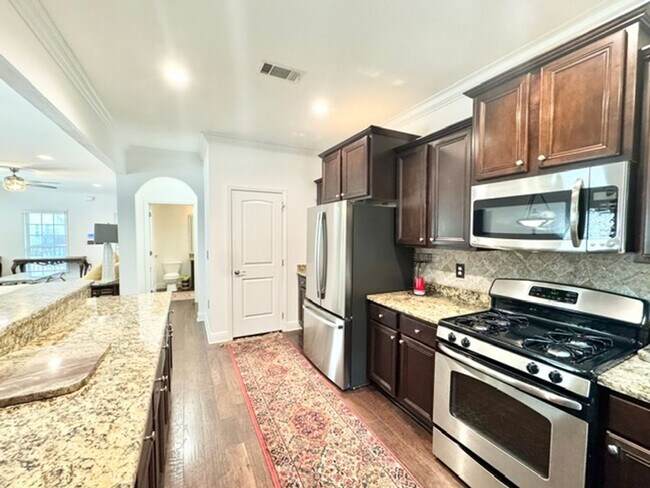 Building Photo - 104 Golf Villa Dr