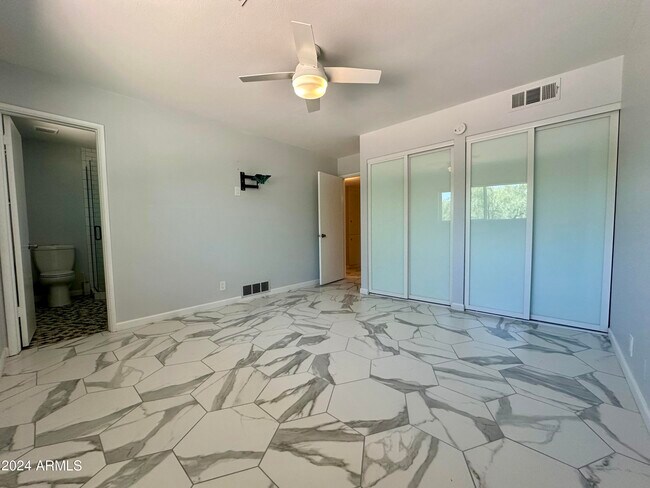 Building Photo - 5634 E Wilshire Dr