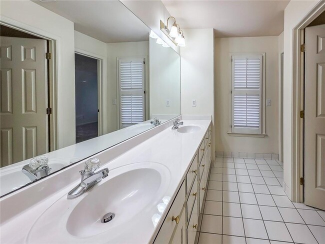 Building Photo - 2502 Oak Hill Overlook