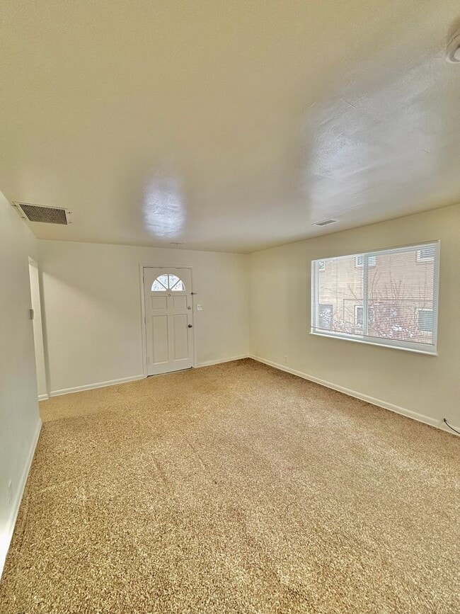 Building Photo - Available Now! Sunlit, Bright & Inviting University District Bungalow featuring Garage Parking an...