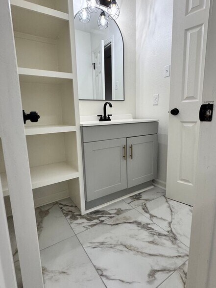 Building Photo - 1835 General Cleburne Ave