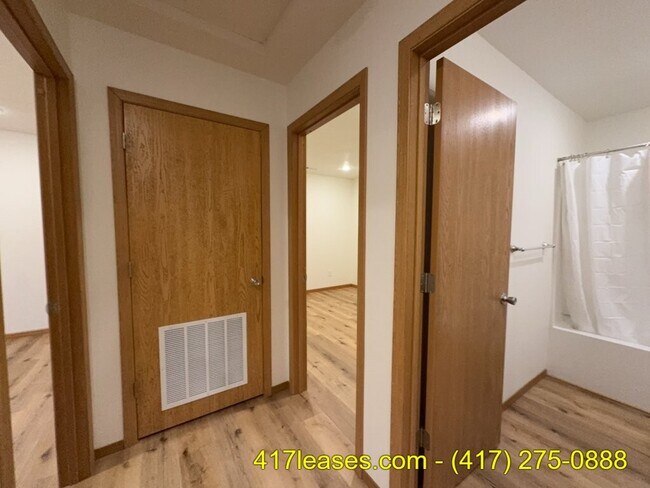 Building Photo - 2618 N Pierce Ave