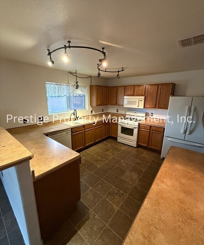 Building Photo - Large Sahuarita home in a cul-de-sac!