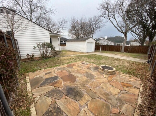 Building Photo - 9919 Dresden Dr