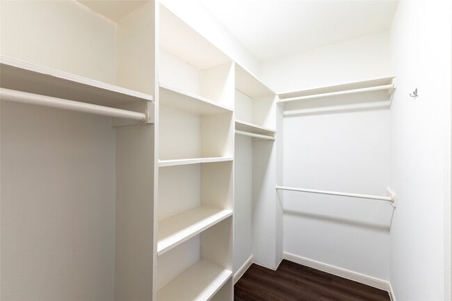 Building Photo - 328 Lake View Dr