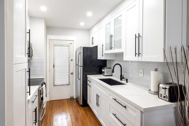 Building Photo - Fully Remodeled & Furnished 1 Bedroom Condo