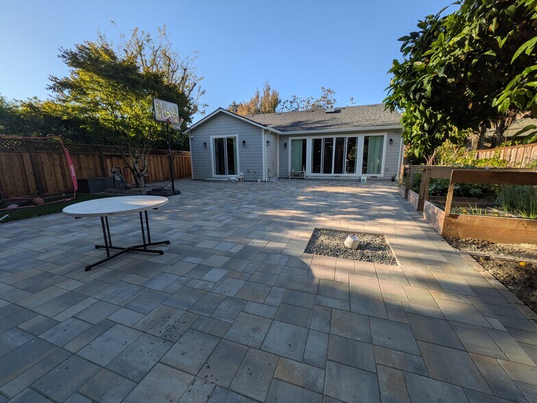 Building Photo - 2109 Ray Dr