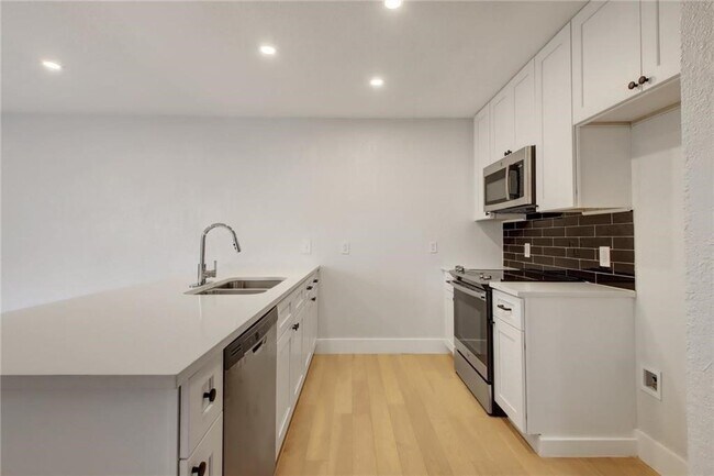 Building Photo - 909 Reinli St