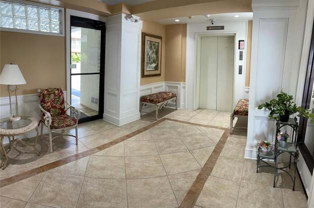 Building Photo - 1500 Park Beach Cir