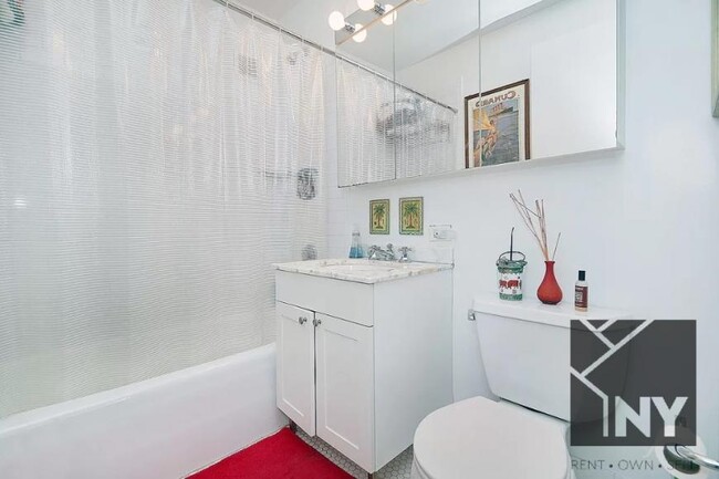 Building Photo - 3 bedroom in New York NY 10018