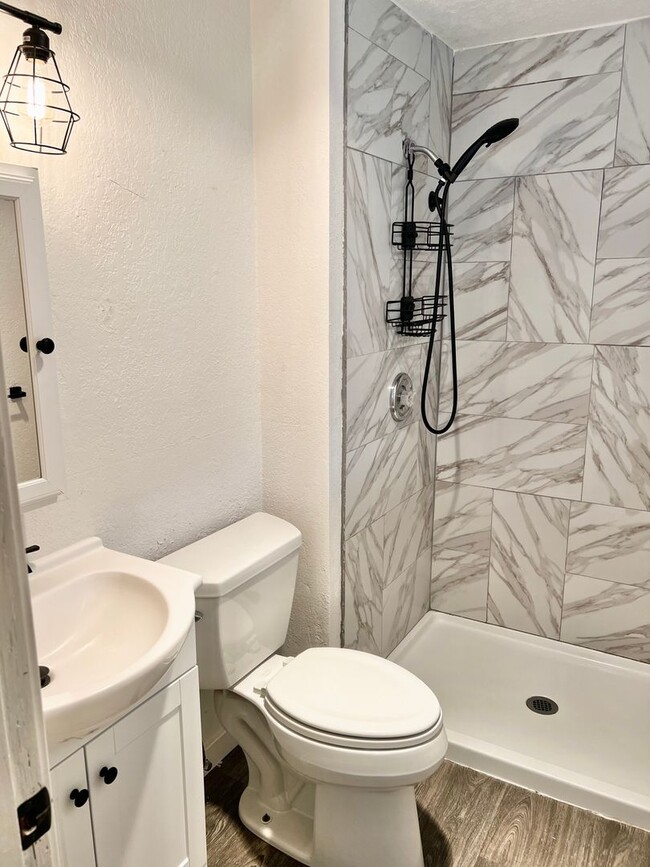 Building Photo - AVAILABLE NOW! 3BD 1.75 BATH SINGLE STORY HOME LARGE CORNER LOT