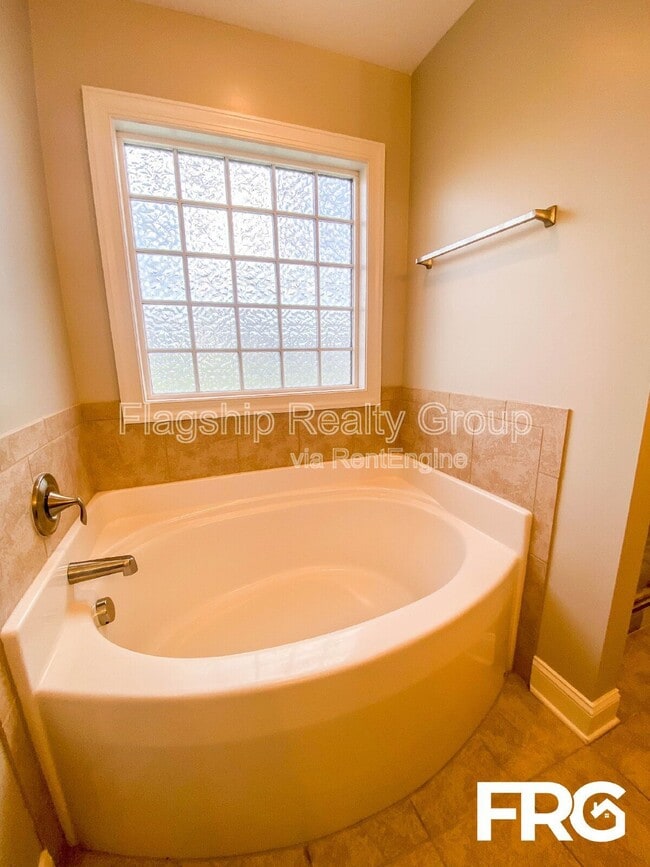 Building Photo - 203 Carew Dr
