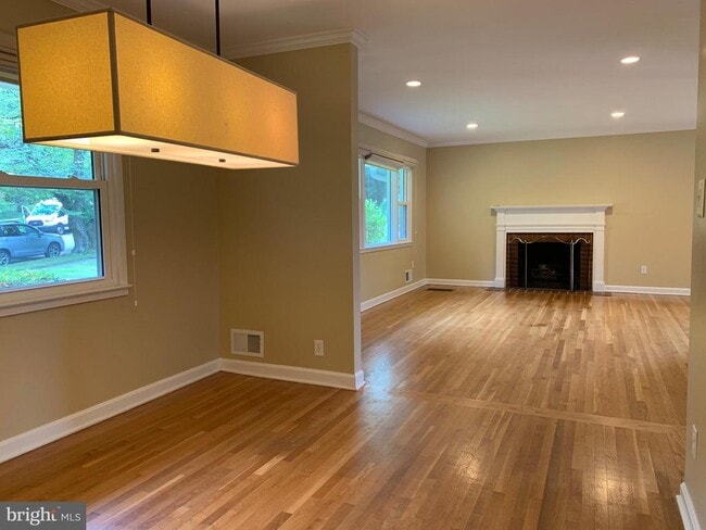 Building Photo - 1334 Mayflower Dr