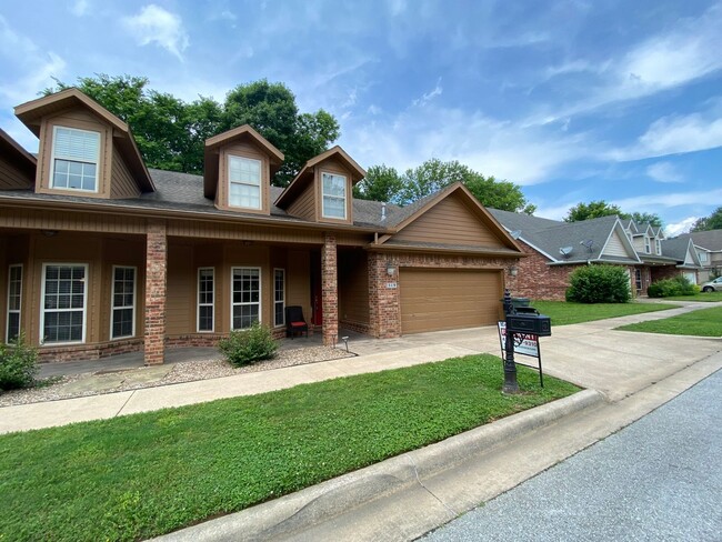 Building Photo - 4 BEDROOM TOWNHOUSE FAYETTEVILLE AR! Ready...