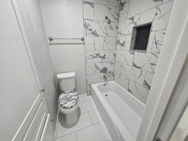 Building Photo - 3221 Dreeben Dr