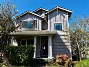 Building Photo - Spacious & Beautiful 3BD 2.5BA House in Re...
