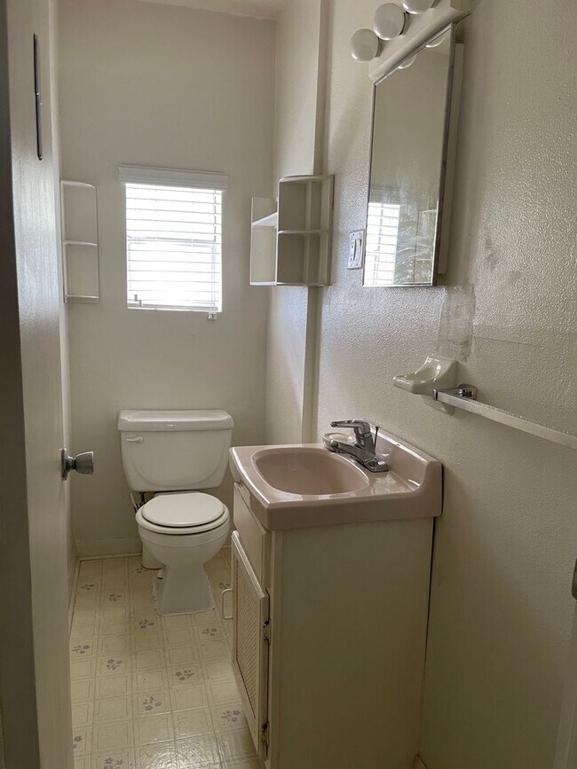 Building Photo - Convenient Port Charlotte Location!