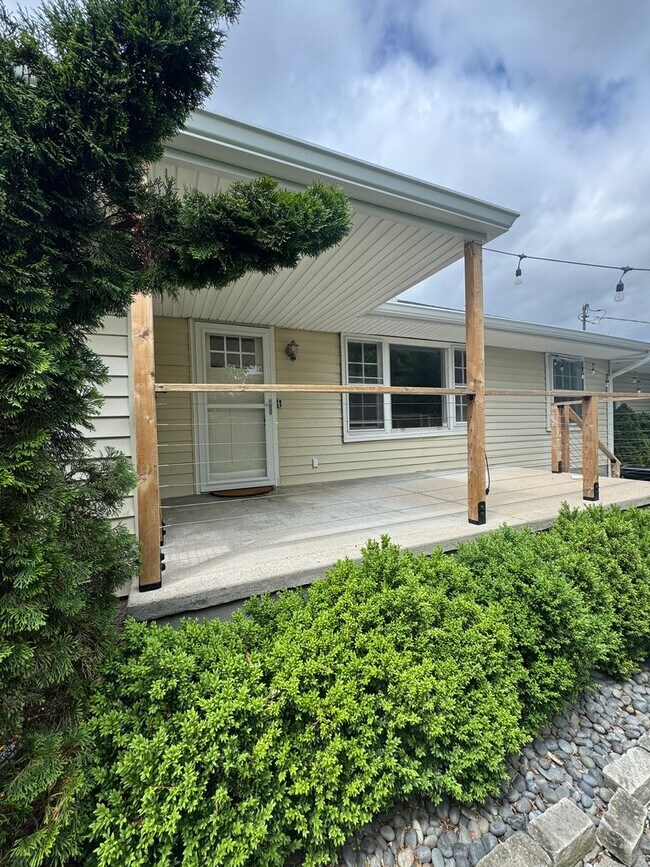 Building Photo - 3 bed, 2.5 bath home with spacious layout and oversized den/bonus room. Features include a fully ...