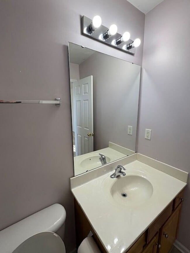 Building Photo - Cozy Living