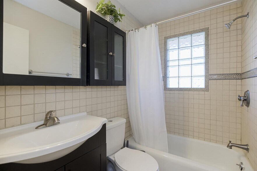 Building Photo - 407 SW Stratford Rd