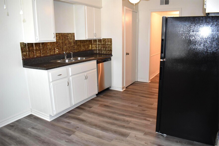 Building Photo - 1717 E Lindsey St