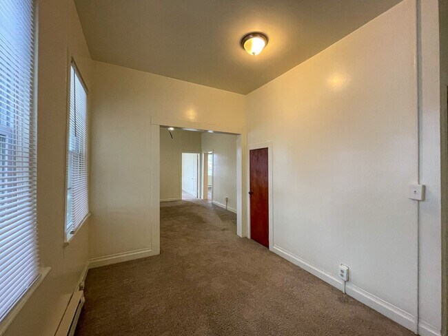 Building Photo - 307 N 6th Ave