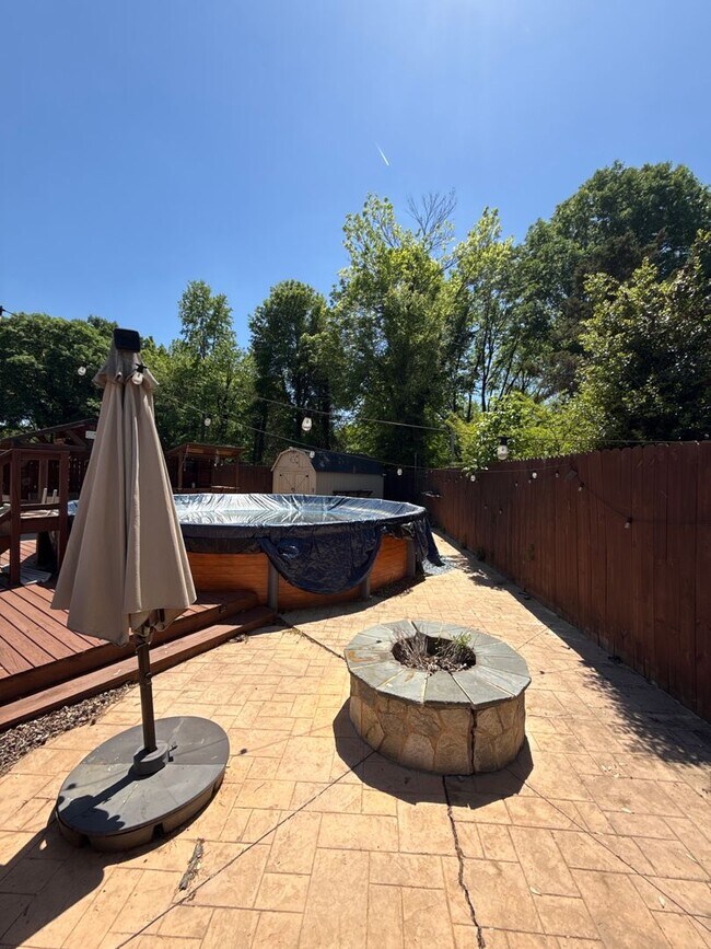 Building Photo - Updated Ranch Home with Luxury features!