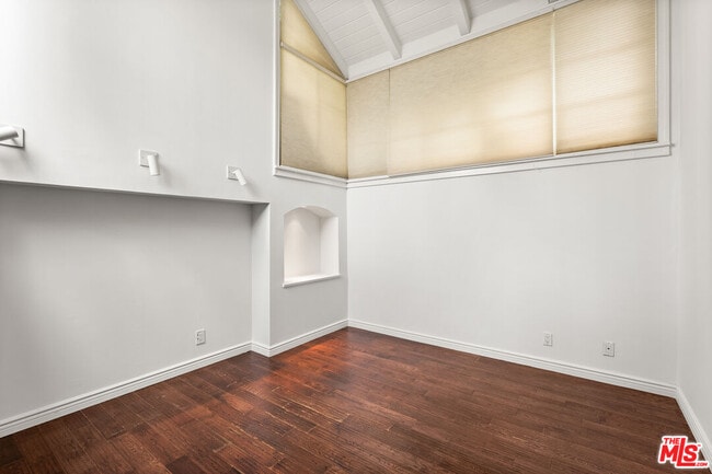 Building Photo - 512 N Canon Dr