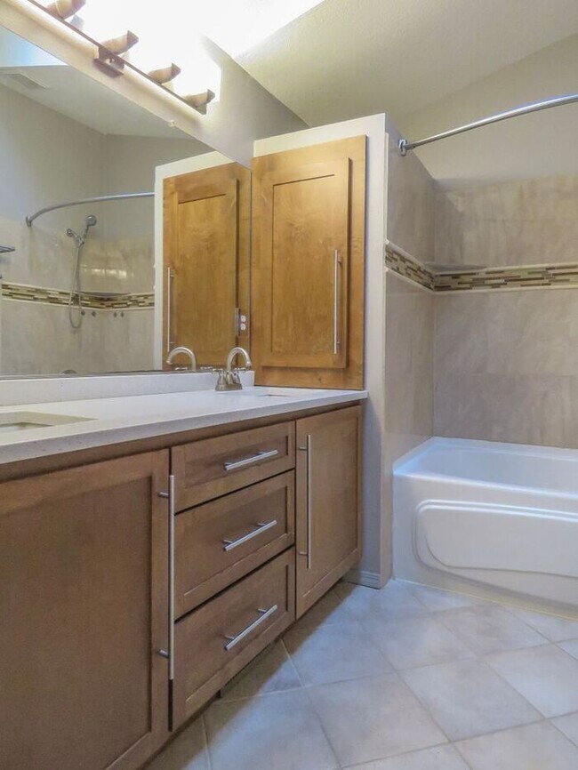Building Photo - 4 Bedroom Home located in Summer Woods -La...