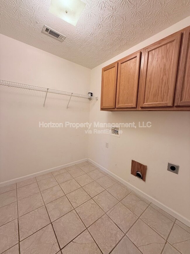 Building Photo - 3975 Hidden Hollow Dr