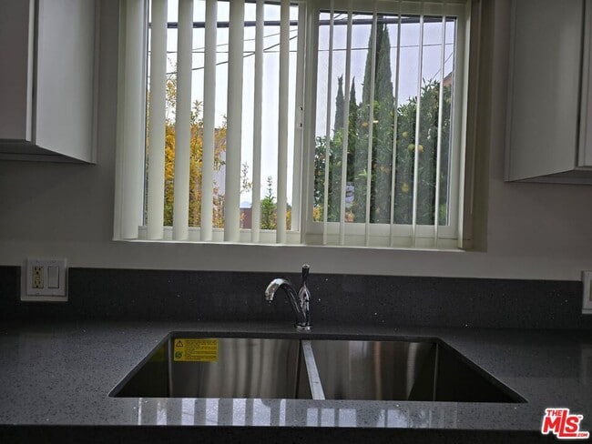 Building Photo - 415 Fischer St