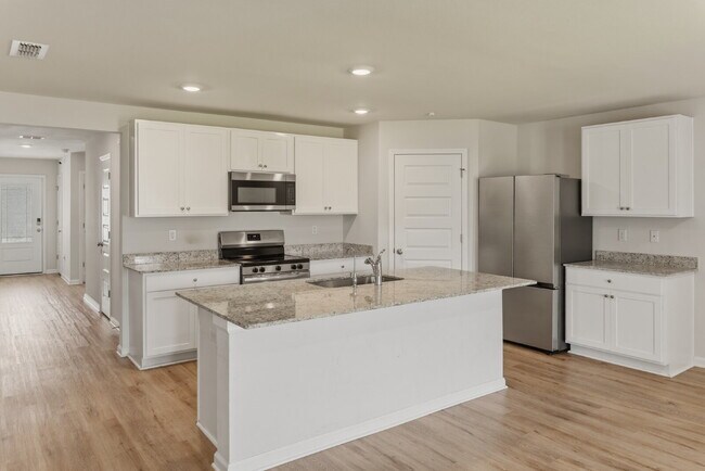 Building Photo - Huge 4 bedroom 2 bathroom home in Southwood