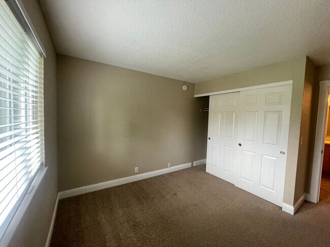 Building Photo - 2 Bedroom and 1 Bathroom South Reno Condo