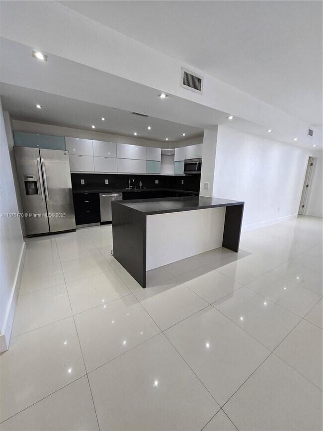 Building Photo - 5825 Collins Ave