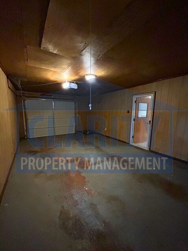 Building Photo - Three bedroom home w/ lots of storage!