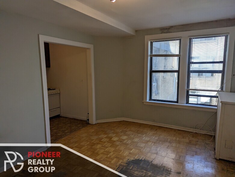Building Photo - 739 W Belmont Ave