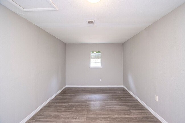 Building Photo - Charming 3-Bedroom Home with Large Fenced Backyard in Little Rock!