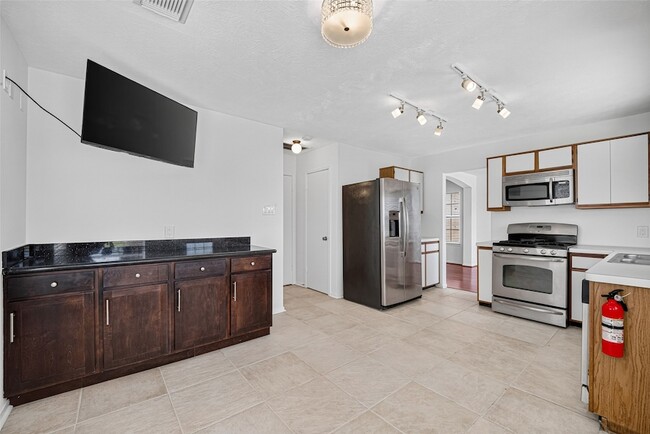 Building Photo - 1806 Oak Ridge Dr