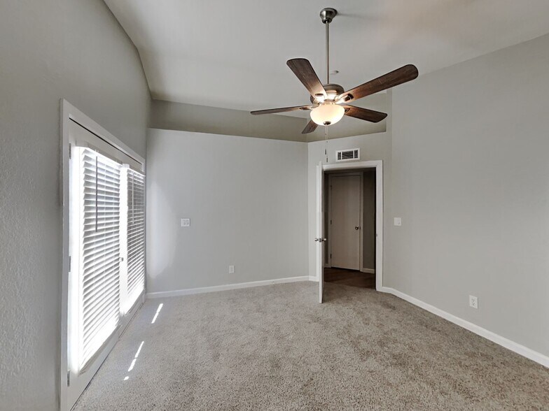Building Photo - 7303 W Shaw Butte Dr