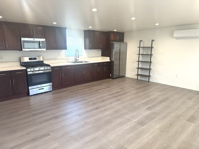 Building Photo - 332 Thompson Ave