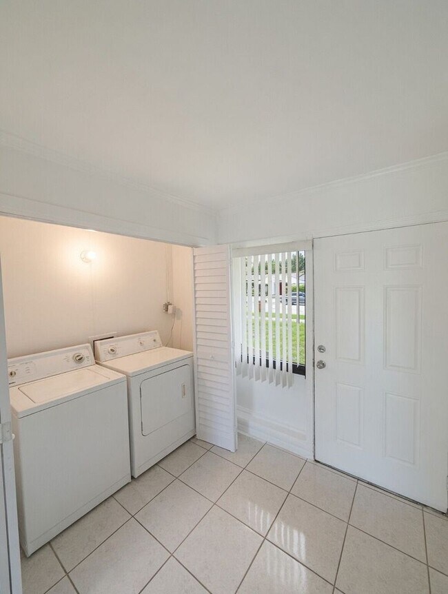 Building Photo - 3/2 Single family house - Move-in ready single-family home in an unbeatable location!