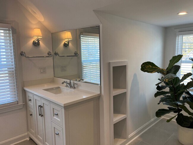 Building Photo - 3 Bedroom 2 Bath Furnished House Near Southport