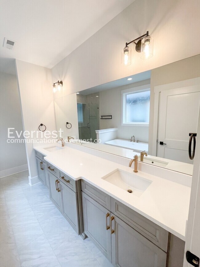 Building Photo - 4 Bed/2.5 Bath Town Home with Garage / Pet-Friendly / Available Now!